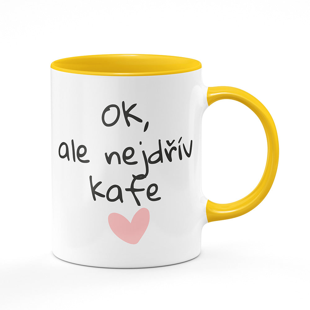 Keramický hrnek bílý s žlutým lemem vnitřkem a uchem motiv OK, ale nejdřív kafe